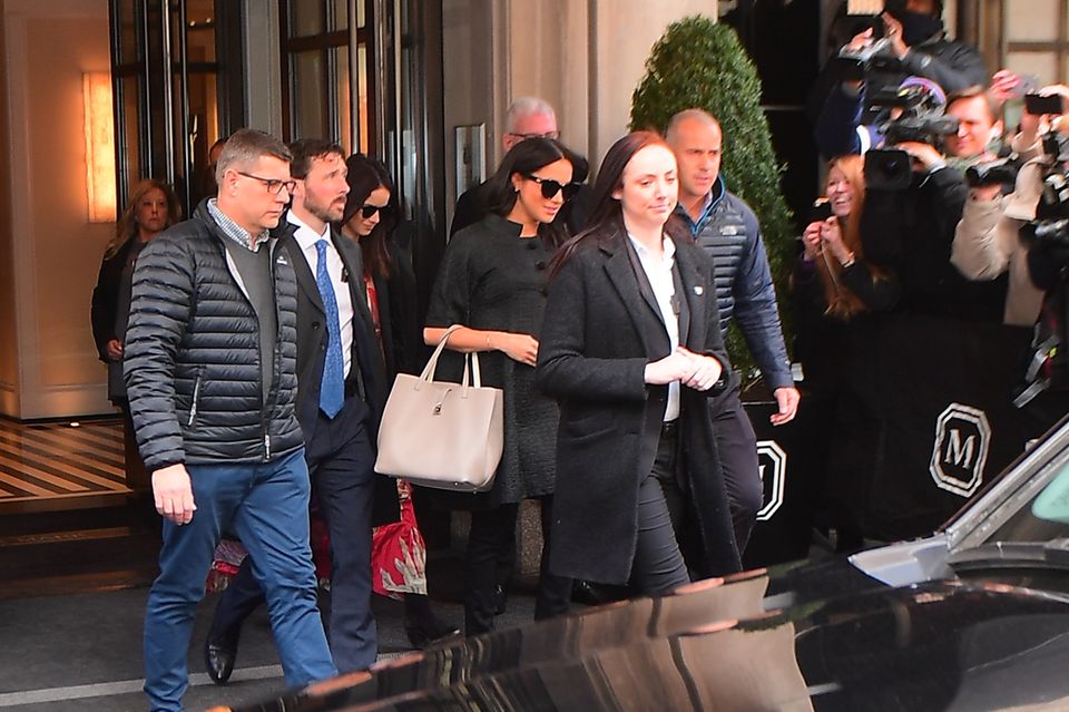 Herzogin Meghan: Herzogin Meghan wird beim Verlassen des "The Mark Hotel" von ihren Bodyguards flankiert. Einer wartet schon am Auto auf sie Herzogin Meghan wird beim Verlassen des "The Mark Hotel" von ihren Bodyguards flankiert. Einer wartet schon am Auto auf sie