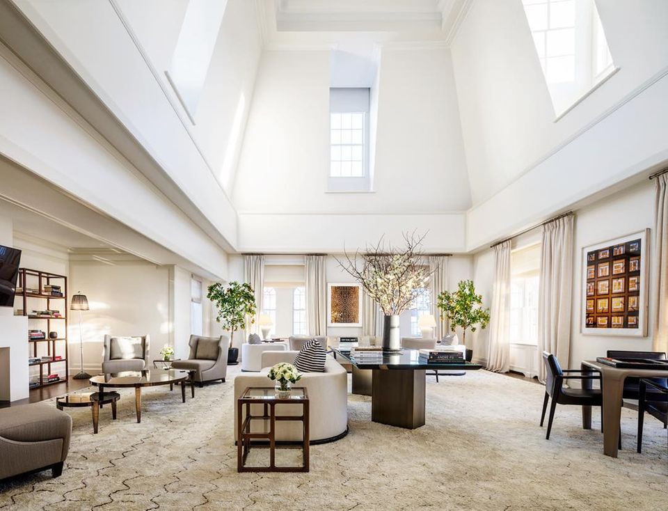 Herzogin Meghan: Gefeiert wurde im Penthouse des "The Mark Hotel". Die einladende Suite ist nicht nur das größte, sondern mit einem Preis von 75.000 US-Dollar pro Tag auch das teuerste Hotelzimmer der USA. Es wird spekuliert, dass Serena Williams die Kosten für die Location der Babyparty übernommen haben soll. Gefeiert wurde im Penthouse des "The Mark Hotel". Die einladende Suite ist nicht nur das größte, sondern mit einem Preis von 75.000 US-Dollar pro Tag auch das teuerste Hotelzimmer der USA. Es wird spekuliert, dass Serena Williams die Kosten für die Location der Babyparty übernommen haben soll.