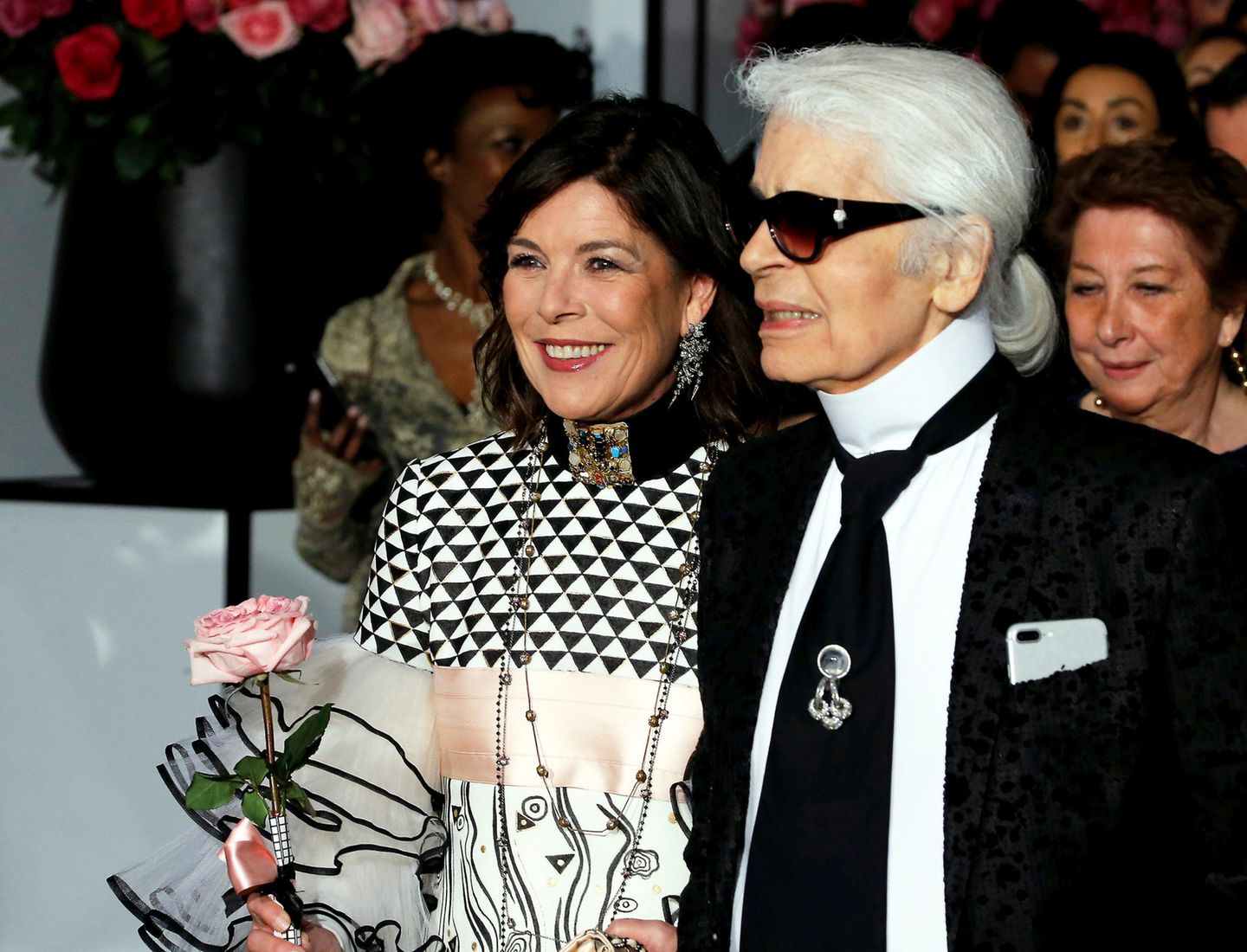 Prinzessin Caroline von Monaco ist eine der größten Royal-Fans von Modeschöpfer Karl Lagerfeld. Immer wieder sah und sieht man sie in Kreationen von Chanel. Dieses Bild zeigt Caroline und Karl Lagerfeld beim Rosenball 2017. 
