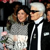 Prinzessin Caroline von Monaco ist eine der größten Royal-Fans von Modeschöpfer Karl Lagerfeld. Immer wieder sah und sieht man sie in Kreationen von Chanel. Dieses Bild zeigt Caroline und Karl Lagerfeld beim Rosenball 2017. 