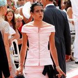 Ein extravaganter Look: Charlotte Casiraghi wählt zur Fürstenhochzeit von Prinz Albert und Charlène eine ausgefallene Kreation von Chanel.