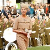 Ein Chanel-Look funktioniert einfach immer und ist für jede Gelegenheit geeignet. Prinzessin Caroline zeigt sich auf der Hochzeit von Erbgrossherzog Guillaume und Gräfin Stephanie de Lannoy in einem beigefarbenen Chanel-Kleid.