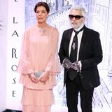 Beim jährlichen Rosenball in Monaco war Karl Lagerfeld stets zu Gast. Prinzessin Caroline und ihre Verwandtschaft trugen stets Looks des Modeschöpfers. 