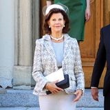Auch Königin Silvia ist Fan von Karl Lagerfeld und seinen klassischen Kreationen für Chanel. 2013 trug sie zum Gedenkgottesdienst für Prinzessin Lilian Engelska Kyrkan einen Look des Designers. 