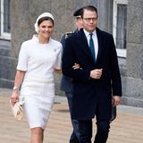 Im April 2015 zeigt sich Kronprinzessin Victoria von Schweden - anlässlich des 75. Geburtstages ihrer Mutter - in einem Ensemble von Chanel.