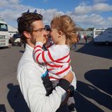 20. Februar 2019  Niedlicher Vater-Sohn-Moment am Rande der Rallye Schweden! Prinz Carl Philip scherzt mit Söhnchen Prinz Alexander, der mit seinen kleine Händen Papas Gesicht erkundet. Beide strahlen mit der Sonne um die Wette und scheinen für einen kurzen Moment alles um sich herum zu vergessen. Genau auf solche Momente scheint sich Carl Philip im Jahre 2019 zu freuen. In der Bildunterschrift gibt er bekannt, dass er sich in diesem Jahr auf die Familie konzentrieren werde. Das Projekt Rennsport werde er dann 2020 wieder gezielter angehen. 