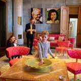 21. Februar 2019  Estelle auf Entdeckungstour im Schloss! Hier sind sie, Victoria und Prinz Oscar im Jubiläumsraum von König Carl Gustaf. Der ist 1998, zum 25-jährigen Thronjubiläum des Monarchen in einem zeitgenössischen Stil neu eingerichtet worden.