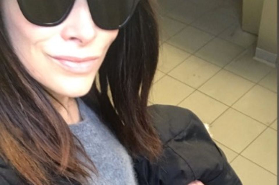 Abigail Spencer verlinkt auf dem Nachhauseweg von New York am 20. Februar 2019 einen Koffer der Marke "Away"