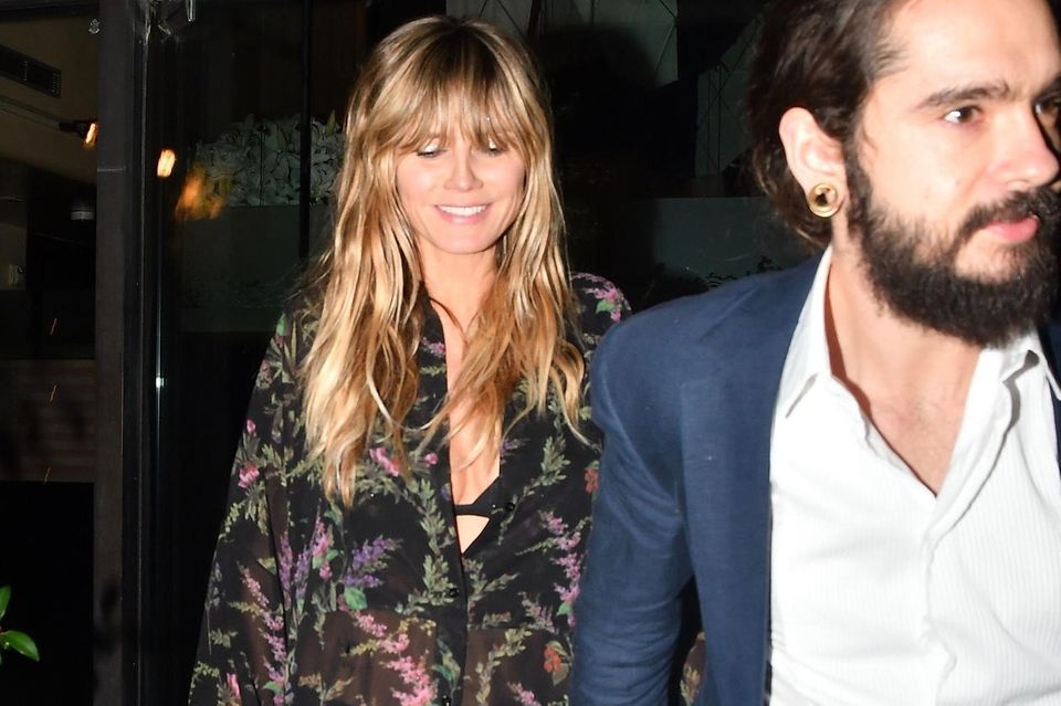 Heidi Klum: Hand in Hand verlassen Heidi Klum und Tom Kaulitz im Februar ein Restaurant. Warum so schüchtern, Heidi? Paparazzi erwischen Heidi Klum und Tom Kaulitz beim Verlassen des Nobel-Chinesen Mr. Chow in Beverly Hills. Während Tom für die Date-Night eine weiße Anzughose samt weißem Hemd und einem blauen, taillierten Blazer trägt, kaschiert seine Liebste ihre Körpermitte mit einer schwarzen Tunika samt floralem Muster. Doch so ganz blickdicht ist die Bluse nicht ...