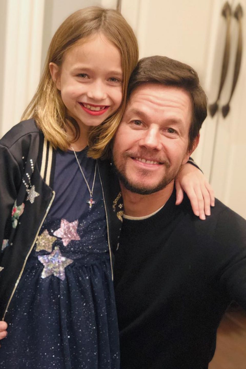 23. Februar 2019   Hollywoodstar Mark Wahlberg posiert mit seiner süßen Tochter Grace.