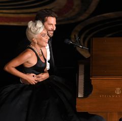 Arm in Arm singen Lady Gaga und Bradley Cooper ihren Hit "Shallow" aus dem Film "A Star Is Born". Für ihren Auftritt gibt es Standing Ovations.