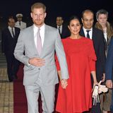Tag 1, 23. Februar:  Nach reichlich Verspätung kommen Prinz Harry und Herzogin Meghan am Casablanca Airport in Marokko an. Für ihren ersten Auftritt in dem nordafrikanischen Land wählen die beiden Outfits, die sehr an ihren Auftritt in Tonga erinnern. Während der Prinz auf einen hellgrauen Anzug setzt, zeigt sich seine Ehefrau in knalligem Rot. 