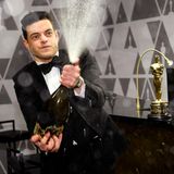 Beim anschließenden " Governors Ball" begießt Rami Malek mit Champagner seinen Sieg.