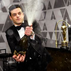 2019: Die Korken knallen Beim anschließenden " Governors Ball" begießt Rami Malek mit Champagner seinen Sieg.