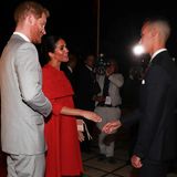 Kaum auf marokkanischem Boden, schon treffen Harry und Meghan auf den ersten einheimischen Royal: Kronprinz Moulay Hassan. Der Thronfolger begrüßt das Herzogenpaar vor dem königlichen Palast in Rabat. Auch dieses Treffen wird von zahlreichen Kameras begleitet. 