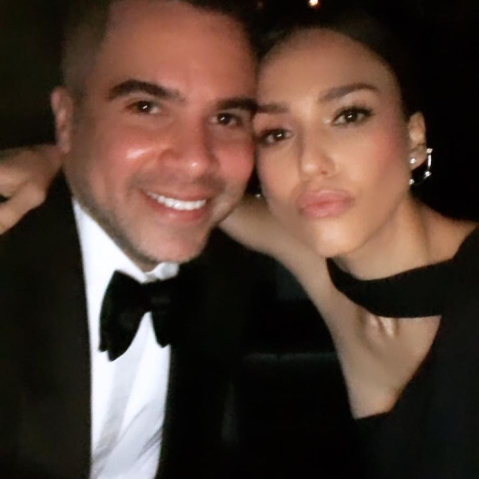 Ein Selfie von der "Vanity Fair Oscar Party": Cash Warren und seine schöne Ehefrau Jessica Alba. Ein Selfie von der "Vanity Fair Oscar Party": Cash Warren und seine schöne Ehefrau Jessica Alba.