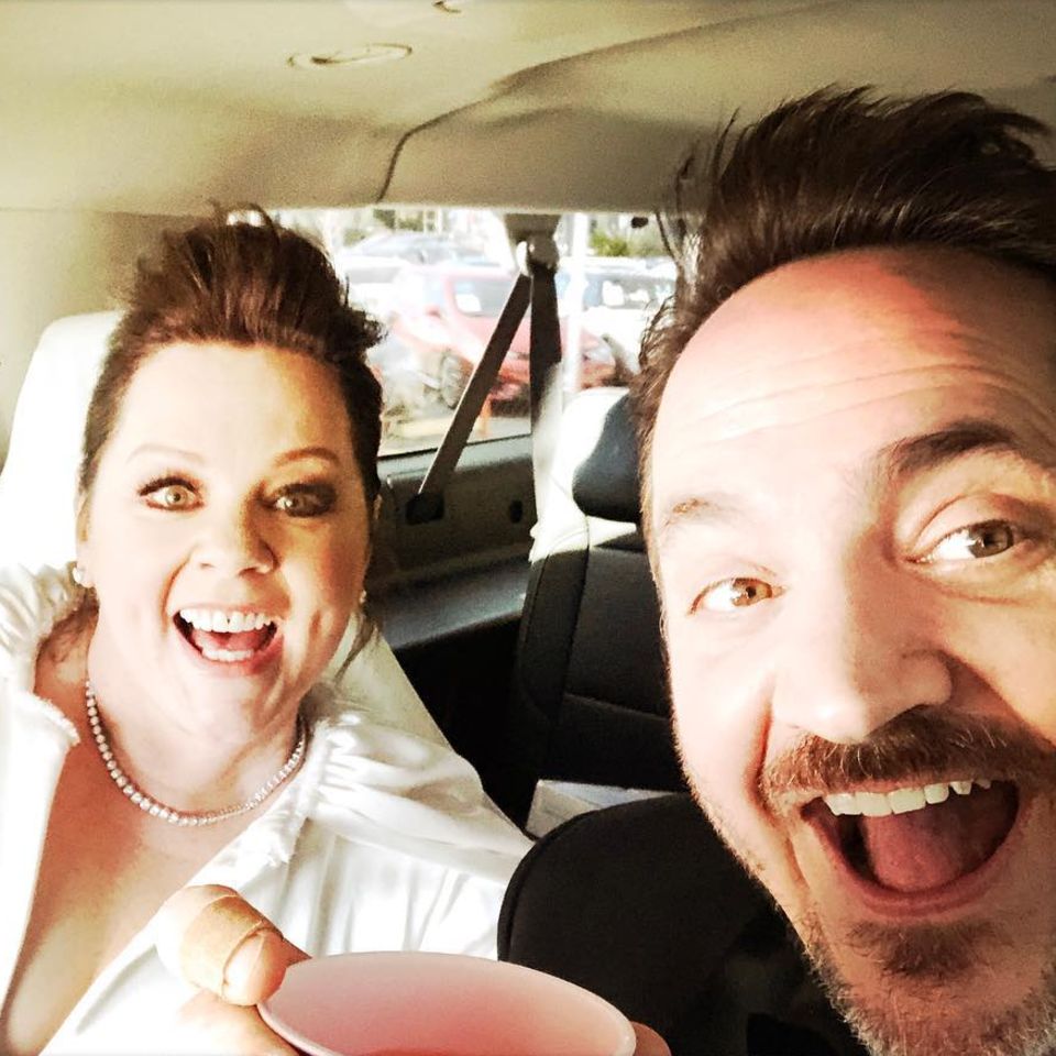 "Hurra, wir sind auf dem Weg!!! Oscars wir kommen!!!!", postet Melissa McCarthy. Gemeinsam mit Ehemann Ben Falcone zeigt sich die oscarnominierte Schauspielerin ("Can You Ever Forgive Me?") voller Vorfreude.