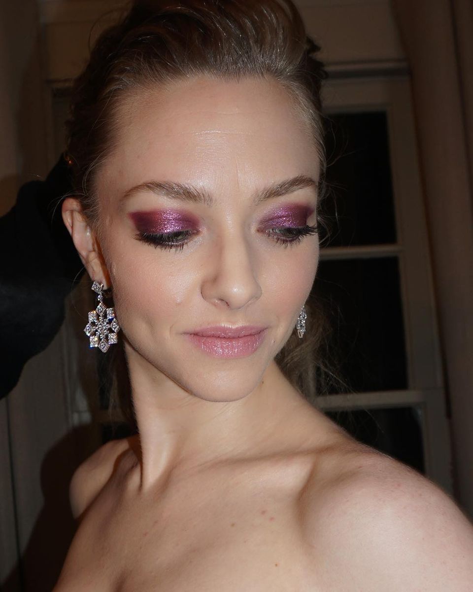 Die Oscar-Party von Vanity Fair ist ja schön und gut, Schauspielerin Amanda Seyfried teilt lieber ein Selfie, um auf ihren tollen Schmuck aufmerksam zu machen.