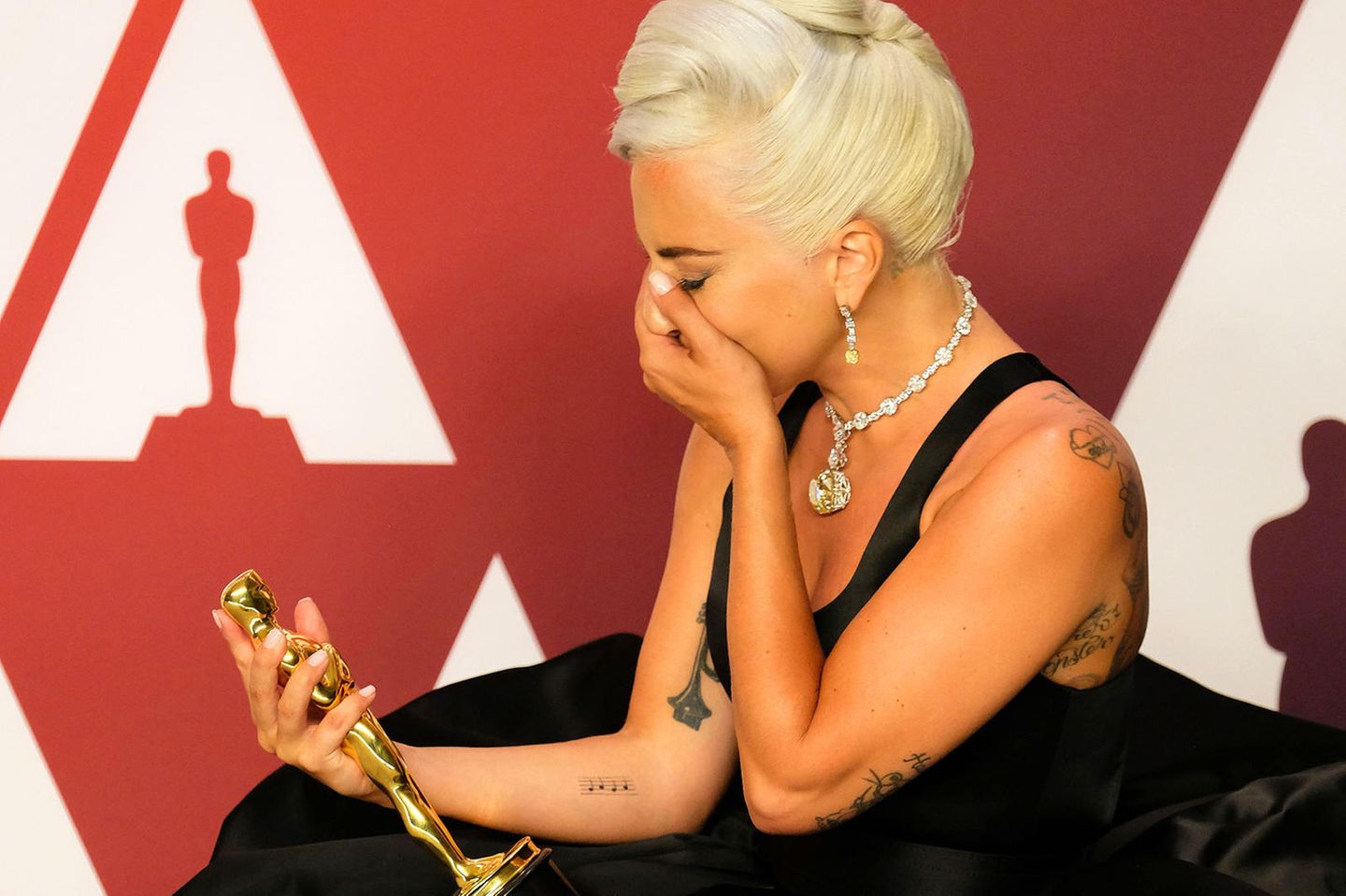 Beim Anblick ihres Goldjungen wird Lady Gaga ganz emotional.