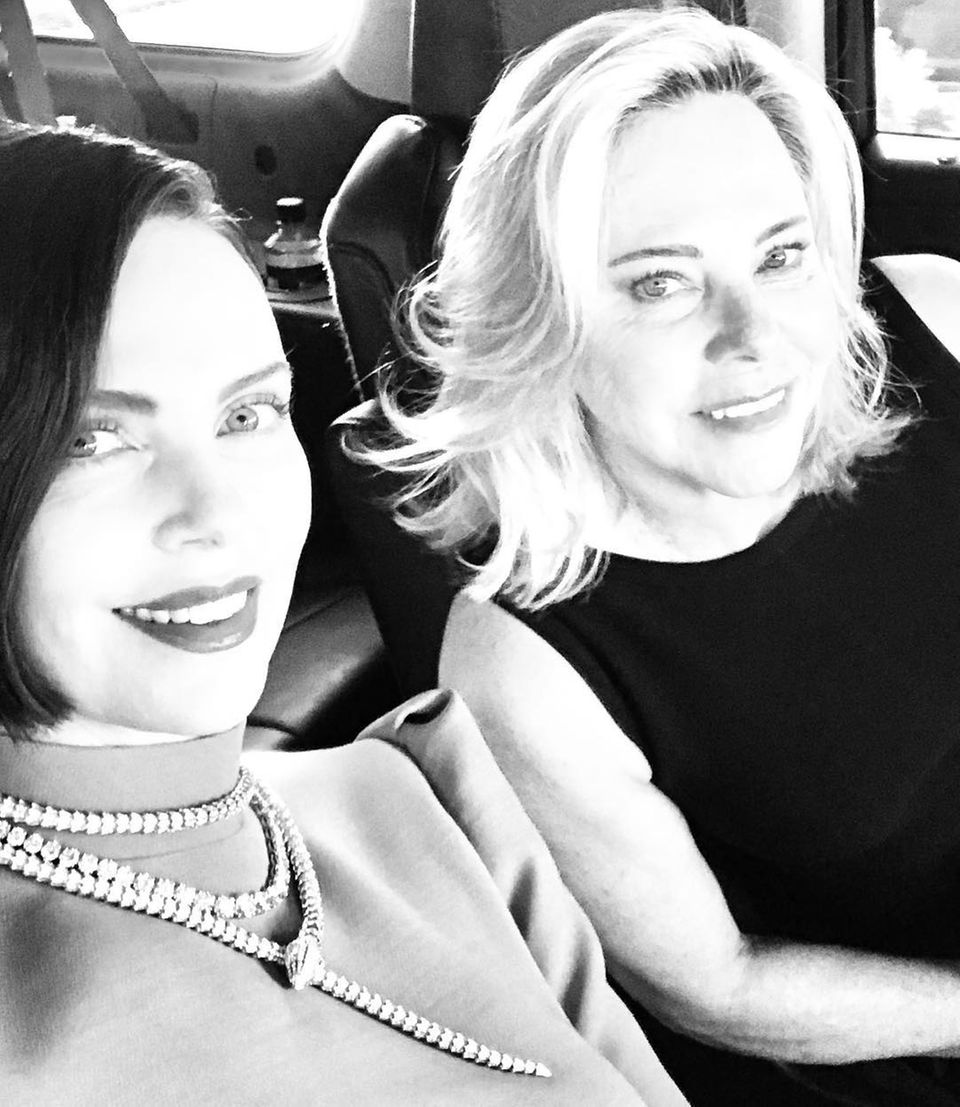 Plötzlich brünett: Schauspielerin Charlize Theron macht sich auf den Weg zur Oscarverleihung. Die Frau an ihrer Seite ist übrigens Mama Gerda, oder wie Charlize sie über Instagram beschreibt: "Mein heißes, blondes Date."