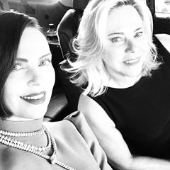 Plötzlich brünett: Schauspielerin Charlize Theron macht sich auf den Weg zur Oscarverleihung. Die Frau an ihrer Seite ist übrigens Mama Gerda, oder wie Charlize sie über Instagram beschreibt: "Mein heißes, blondes Date."