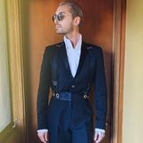 "Tokio Hotel"-Frontmann Bill Kaulitz präsentiert sein edles Outfit für die Oscars.