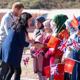 Auch in Marokko haben Harry und Meghan zahlreiche Fans. Gerne nehmen sie sich für diese Zeit und begrüßen die anwesenden Schülerinnen, die alle zwischen zwölf und 18 Jahre alt sind, mit Handschlag. 