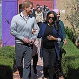 Beim Gang über das Gelände der Schule entscheidet sich Herzogin Meghan für eine Sonnenbrille, um sich vor dem hellen Licht zu schützen. Das Modell "York" stammt von dem italienischen Label "Illesteval". Im Hintergrund des Bildes erkennt man deutlich, dass sich überall Kameraleute auf dem Gelände postiert haben, damit der gesamte Trip ausreichend dokumentiert werden kann. 