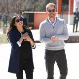 Beim Gang über einen Sportplatz zeigen sich Meghan und Harry besonders ausgelassen und lachen fröhlich in die Kameras. Ob das an dem Fußball liegt, der in Schussweite des Prinzen positioniert ist?