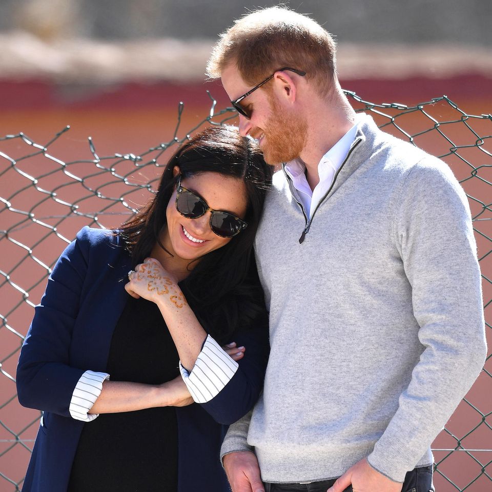 Auf dem Sportplatz spielt sich dann auch diese niedliche Szene ab: Meghan schmiegt sich liebevoll an ihren Ehemann, der verliebt auf sie herab blickt. Für einen kurzen Moment scheinen die werdenden Eltern das Gewusel um sie herum zu vergessen. 