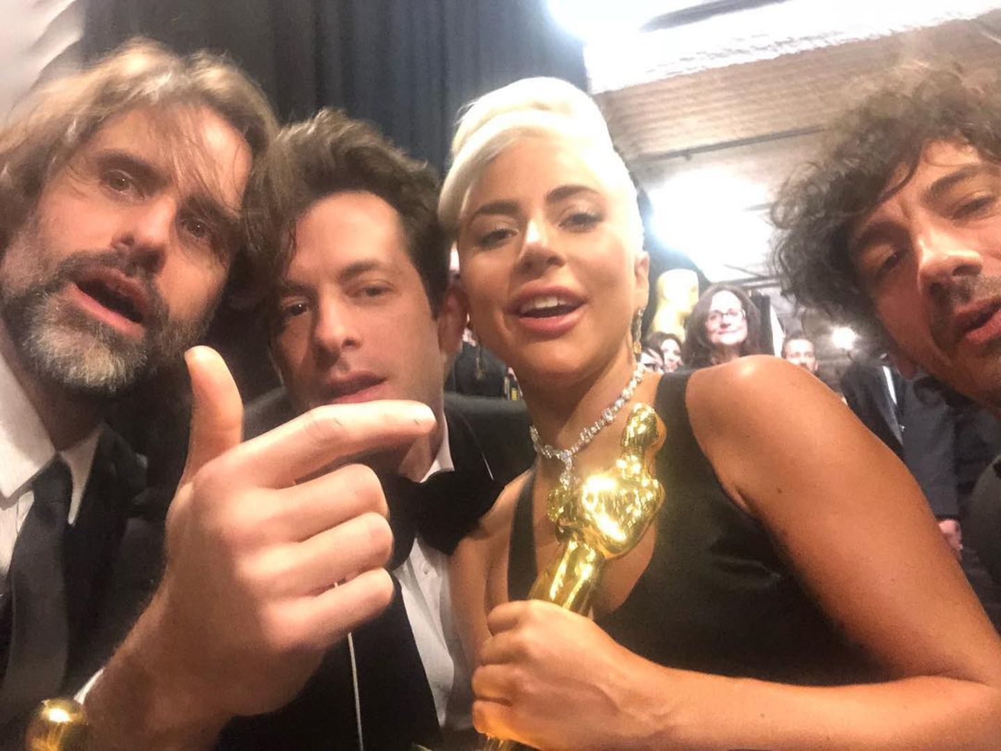 "3 Männer und eine Lady": Musikproduzent Mark Ronson (Mitte links) feiert zusammen mit Superstar Lady Gaga den gemeinsamen Oscar für den "Besten Song". 
