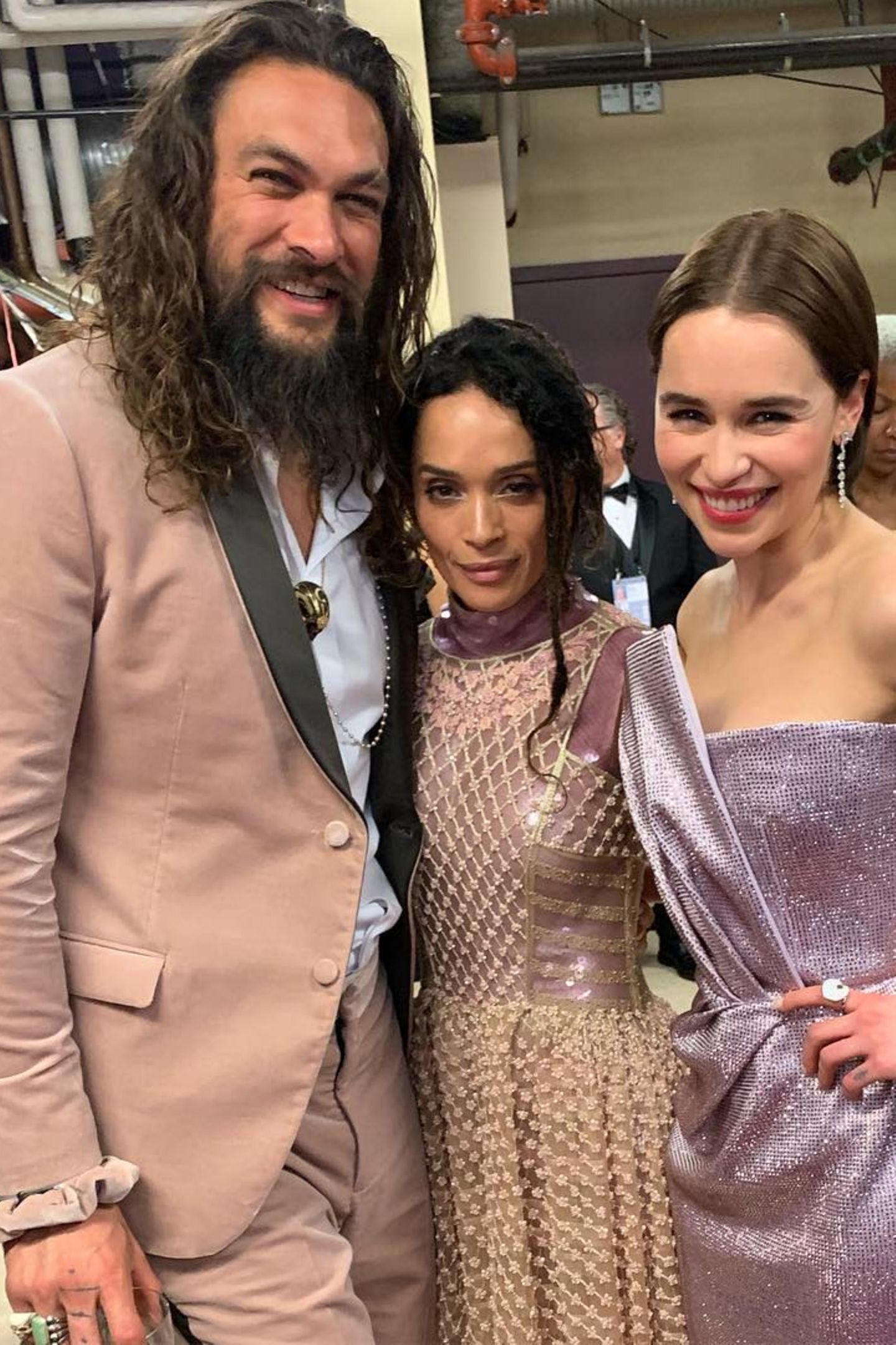 "Ich und meine Königinnen", postet Jason Momoa. In der Mitte steht seine Ehefrau Lisa Bonet, recht seine ehemalige "Game of Thrones"-Kollegin Emilia Clarke.