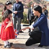 Um ein Gespräch mit den beiden kleinen Fans aufzubauen, zeit Meghan stolz ihr noch frisches Henna-Tattoo. Der Plan geht auf: Die beiden schauen gebannt auf die Hand der Herzogin. 