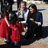 Glücklicherweise konnten die Reporter auch diesen niedlichen Moment einfangen: Meghan und Harry knien sich zu ihren kleinsten Fans, die gespannt auf die Royals warten. Besonders niedlich: Die beiden Mädchen sind im Partnerlook gekommen, tragen beide das gleiche rote Kleid mit Schleife auf dem Rücken. 