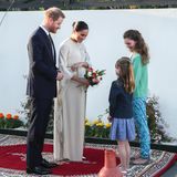 Auch am Abend nehmen sich Harry und Meghan für die anwesenden Kinder besonders viel Zeit. Die Herzogin bekommt von den anwesenden Mädchen einen weiteren, farbenfrohen Blumenstrauß überreicht.