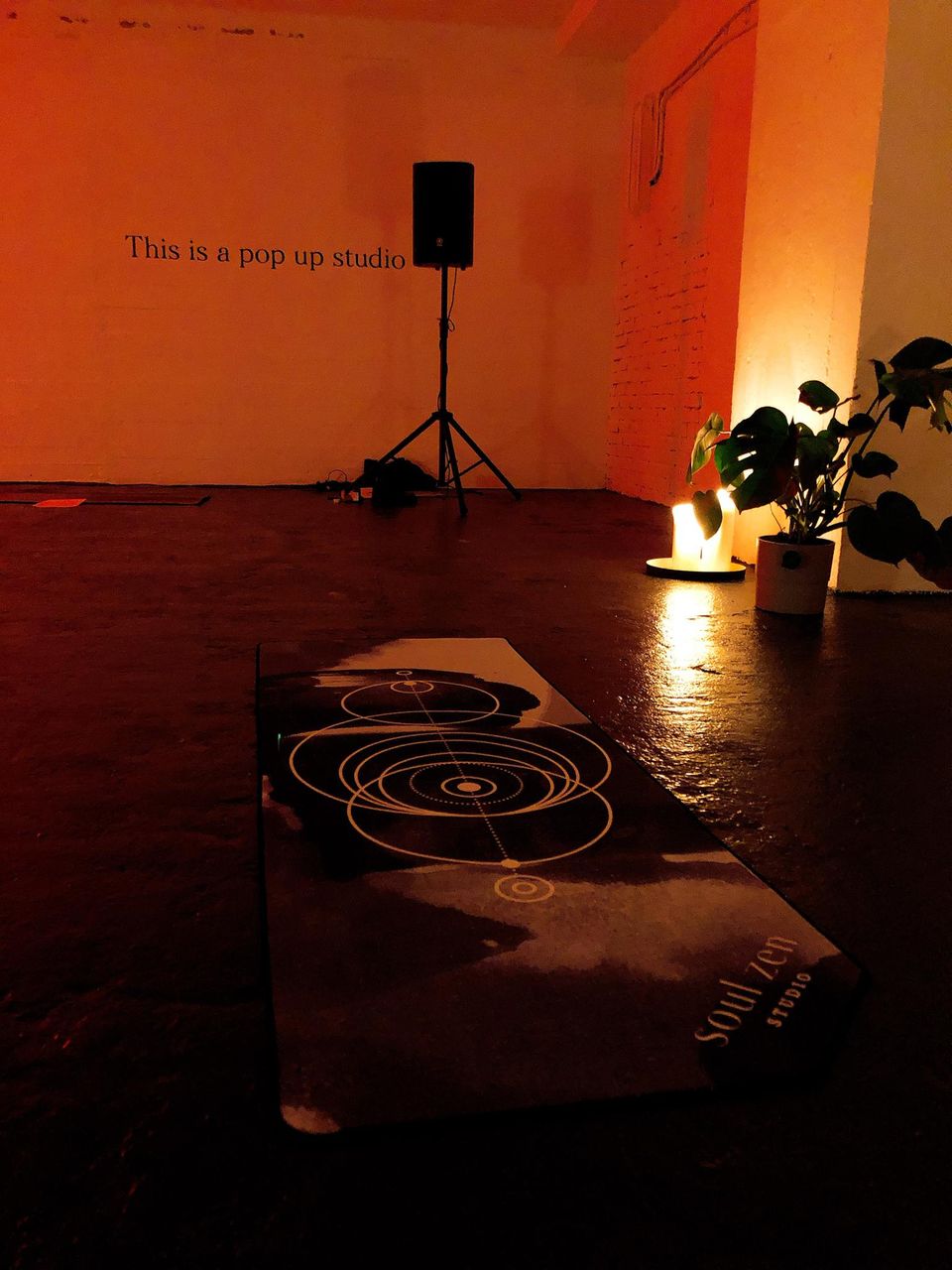 Nachgefragt und getestet: Redakteurin Tabea flowt besonders gerne auf der Matte von Soul Zen, deren Muster auch im Dunkeln ganz besonders wirkt. Redakteurin Tabea flowt besonders gerne auf der Matte von SoulZen, deren Muster auch im Dunkeln ganz besonders wirkt.