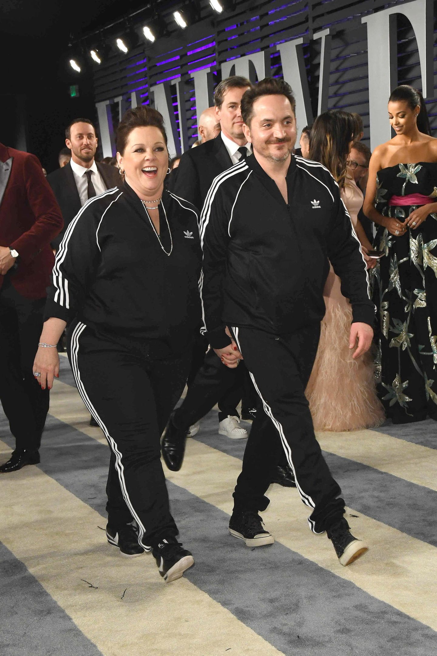 Dass Melissa McCarthy die Oscar-Nacht noch für einen Spaß nutzen würde, war zu erwarten. Und so spaziert sie mit ihrem Mann Ben Falcon im Partnerlook mit schwarzem Jogging-Anzug über den Red Carpet der Vanity Fair Party.