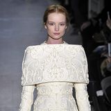 Bereits in der Kollektion Frühjahr/Sommer 2013 zeigte Valentino die feine Ornamentstickerei, die Herzogin Meghan sich für ihren maßgeschneiderten Entwurf aussuchte.
