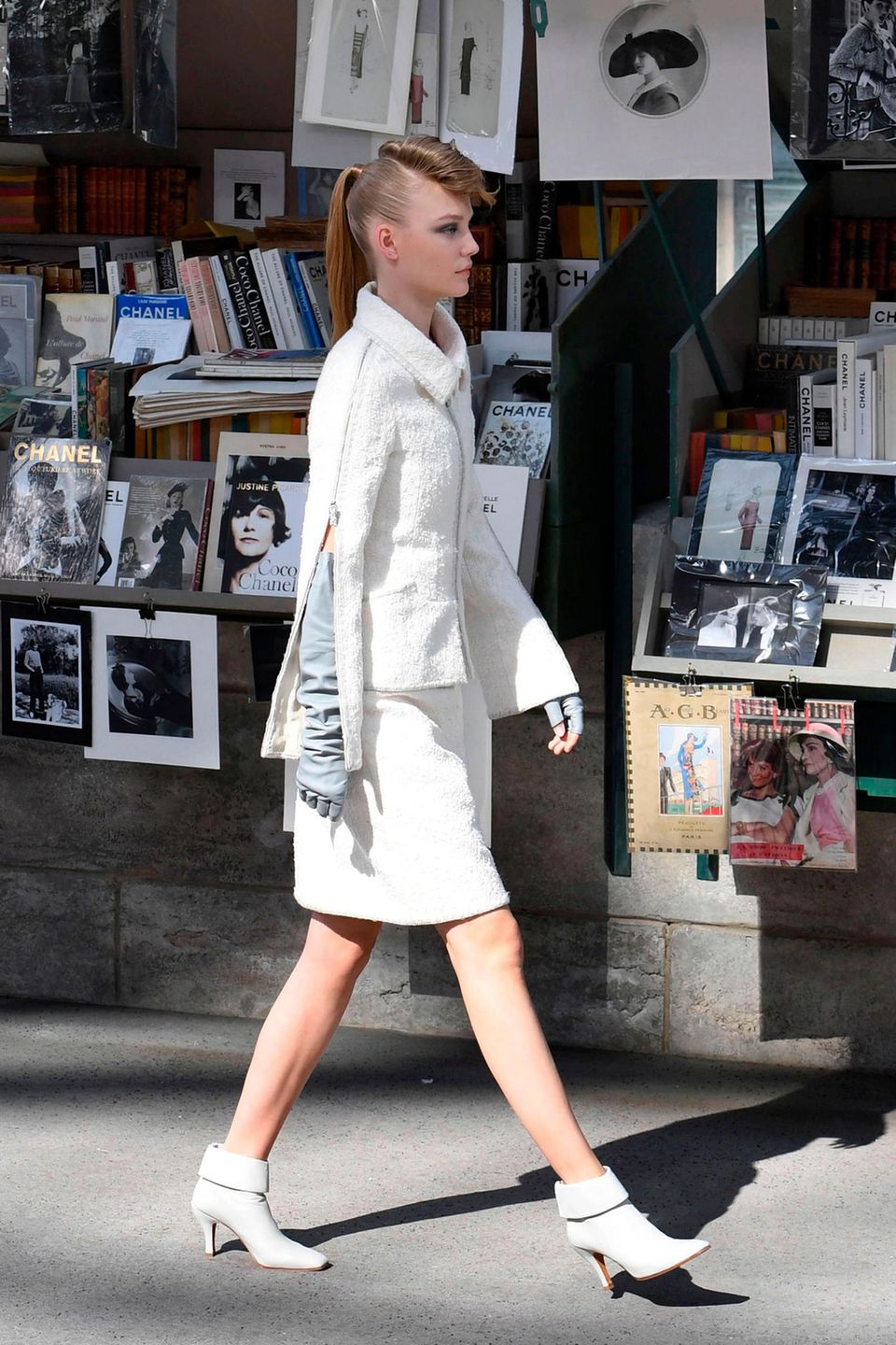 Fast noch beeindruckender ist aber Lagerfeld Detailversessenheit. Der Kiosk ist mit unzähligen Chanel-Publikationen ausgelegt. Fast noch beeindruckender ist aber Lagerfeld Detailversessenheit. Der Kiosk ist mit unzähligen Chanel-Publikationen ausgelegt.