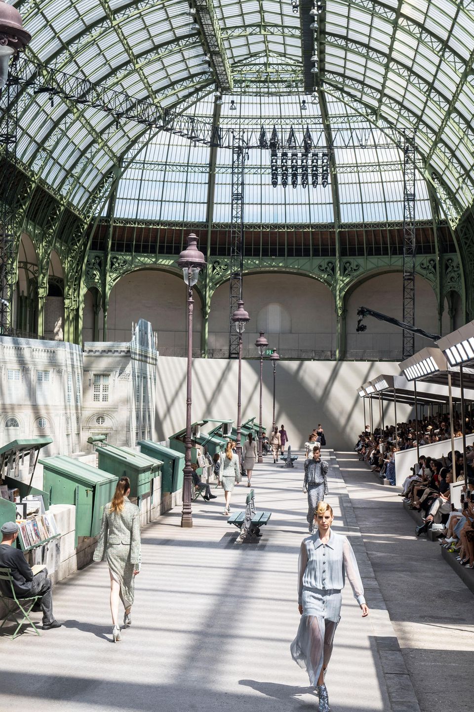 Karl Lagerfeld: Paris in Paris! Die Haute-Couture-Models der Herbst/Winter-Kollektion 2018/19 können ganz gemütlich bei schönstem Sonnenschein einen Boulevard entlangschlendern. Paris in Paris! Die Haute-Couture-Models der Herbst/Winter-Kollektion 2018/19 können ganz gemütlich bei schönstem Sonnenschein einen Boulevard entlangschlendern.