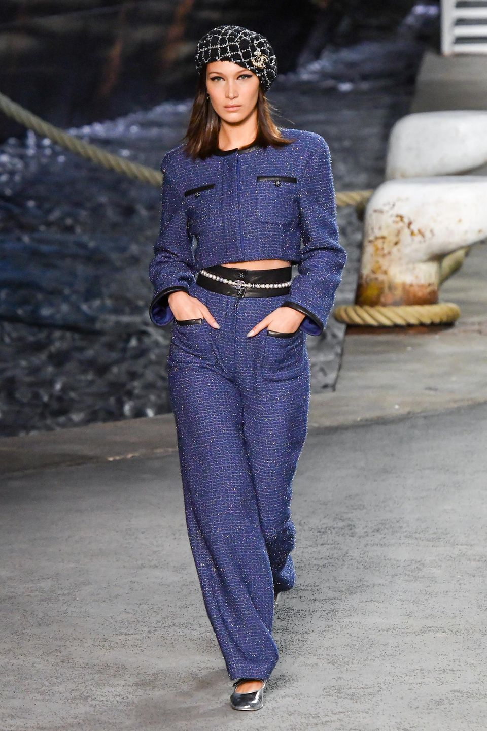 Bella Hadid ist eines der Topmodels, das die sommerlich-maritime Kollektion präsentierten. Bella Hadid ist eines der Topmodels, das die sommerlich-maritime Kollektion präsentierten.