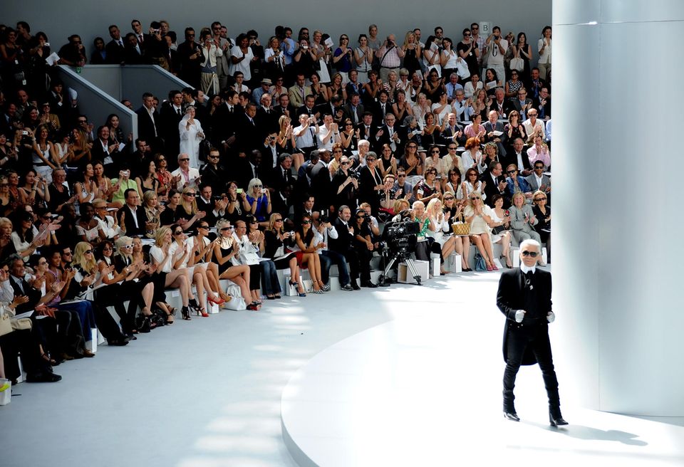 Daneben wirkt selbst der schon überlebensgroße Star-Designer Lagerfeld wieder ganz klein