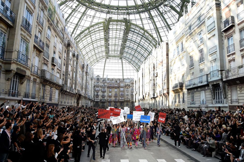 Demonstrieren können die Franzosen und Karl Lagerfeld auch! Für den feministischen Anstrich mit klaren Plakat-Botschaften gibt es aber auch Kritik: Lagerfeld nutze die Debatte für PR-Zwecke.