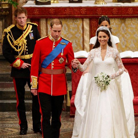 Prinz Harry schaut zu, wie sein Bruder Prinz William mit seiner Braut Kate Middleton nach dem Jawort aus der Kirche auszieht