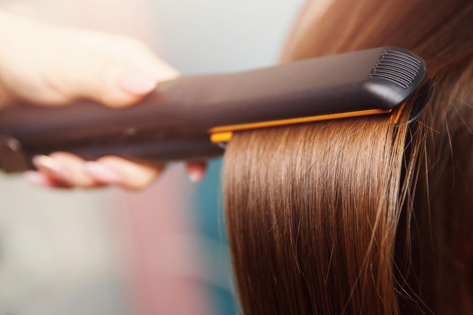 Von Arganöl über Hyaluron bis Zink: Es gibt auch die Möglichkeit einer dauerhaften Haarglättung durch eine Keratin-Behandlung beim Friseur. Glätteisen sollten mindestens mit einer Keramikschicht ausgestattet sein, um die Haare vor Schäden zu bewahren
