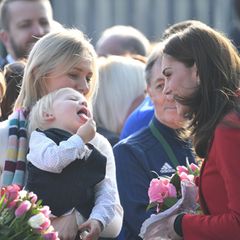 In der Menge trifft Kate auch auf einen besonders putzigen Fan. Der kleine Frechdachs streckt ihr ganz dreist die Zunge entgegen - und bringt damit die Dreifach-Mama zum Lachen.