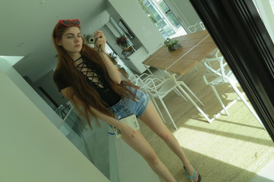 GNTM - Topmodel Stories: Die Modelvilla ist so groß, dass Klaudia Giez genug Zeit für "Me, my selfie and I" findet. Für die Sauberkeit im Haus sorgt übrigens eine Putzfee. Die Modelvilla ist so groß, dass Klaudia Giez genug Zeit für "Me, my selfie and I" findet. Für die Sauberkeit im Haus sorgt übrigens eine Putzfee.