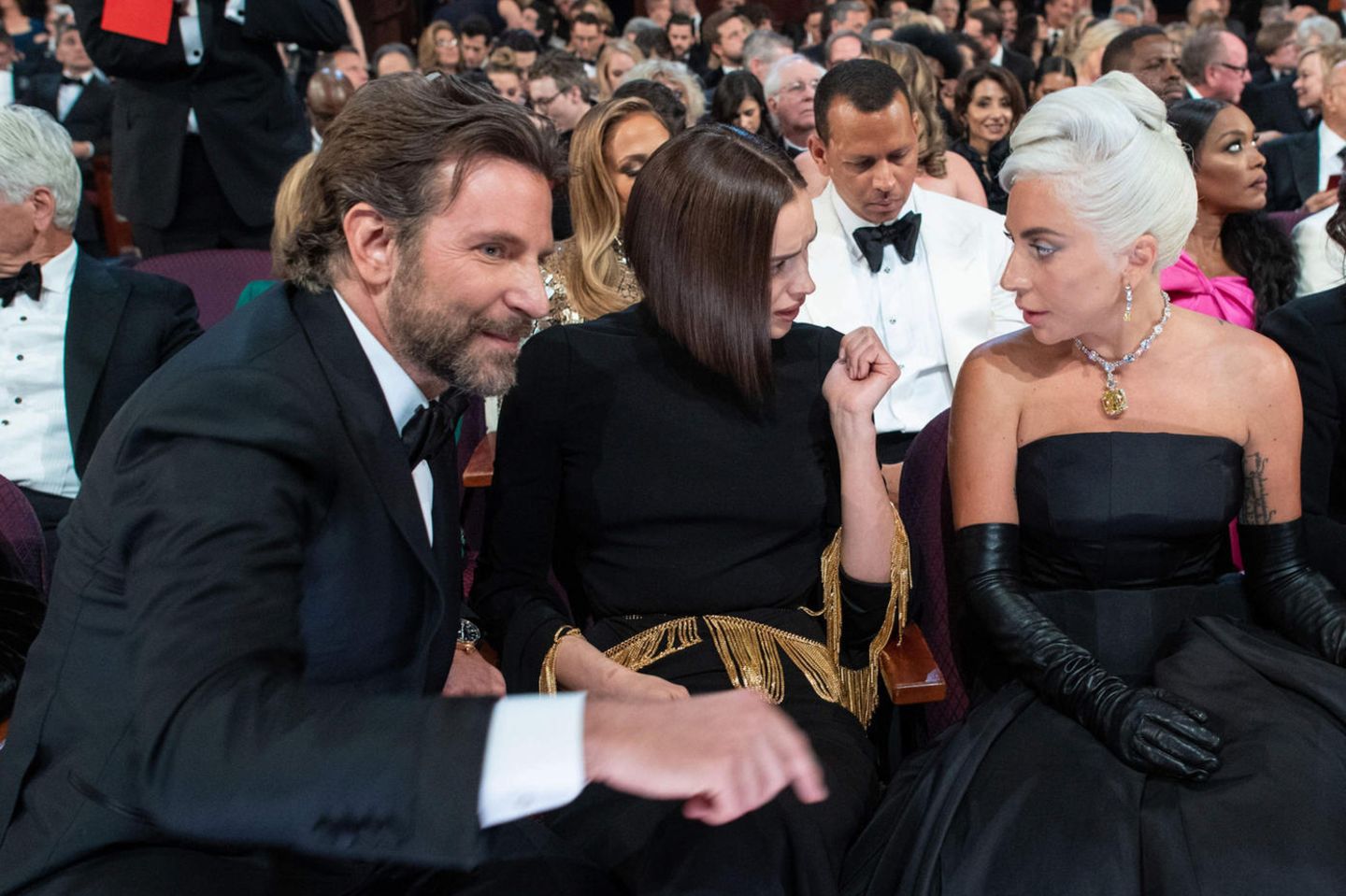 Bradley Cooper (l.) mit Freundin Irina Shayk (Mitte) und Co-Star Lady Gaga (r.) bei den Oscars 2019