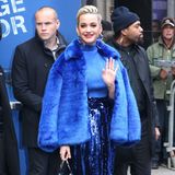 Verrückte Outfit-Show in New York: Sängerin Katy Perry zeigt sich in einem komplett blauen Look. Zu einer funkelnden Paillettenhose kombiniert sie einen Rollkragenpullover und eine kuschelige Kurzjacke. Kurz nach ihrer Verlobung mit Orlando Bloom schauen nicht nur alle auf Katys Finger, sondern auch auf ihren Bauch ... 