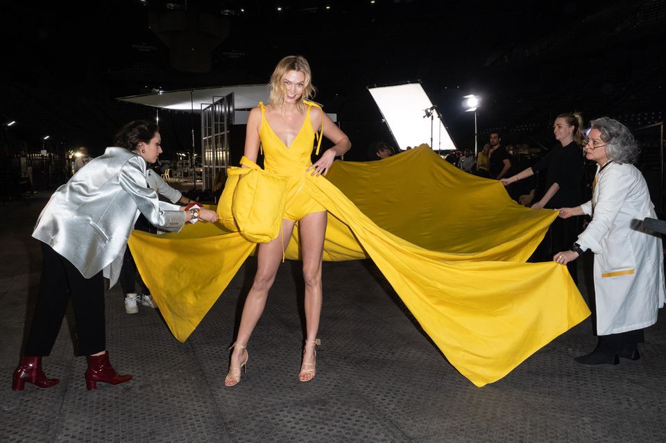 Für dieses Kleid braucht es viele Helferlein: Für die "Off-White"-Show im Rahmen der Paris Fashion Week, wird Model Karlie Kloss backstage für ihren Walk auf dem Laufsteg vorbereitet. 